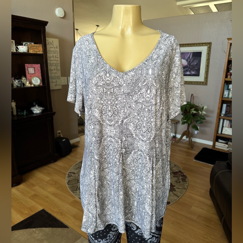 Roz & Ali gray & white short sleeve Vneck tunic-size 1X